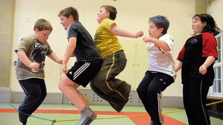 Sport- und Beratungsangebote für übergewichtige Kinder. Ein Drittel von ihnen nimmt dadurch wirklich ab. 