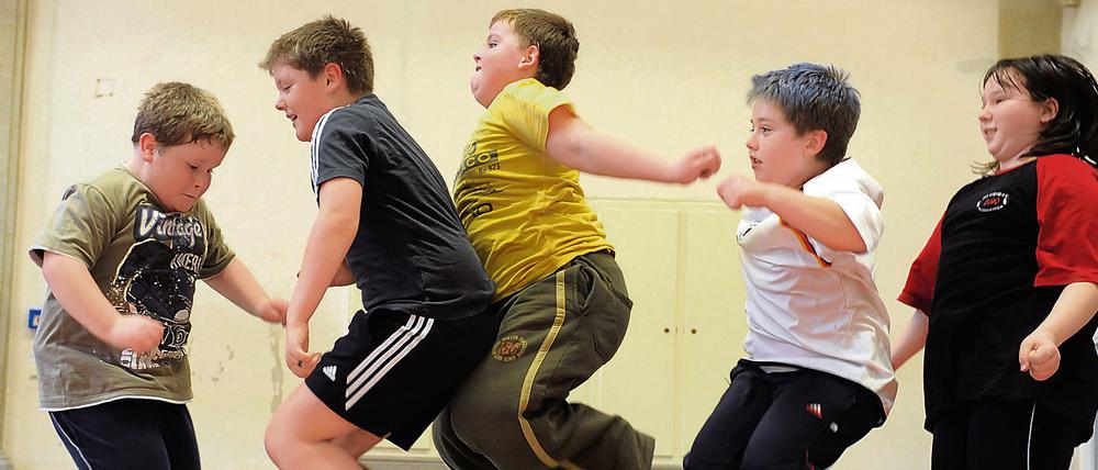 Sport- und Beratungsangebote für übergewichtige Kinder. Ein Drittel von ihnen nimmt dadurch wirklich ab.