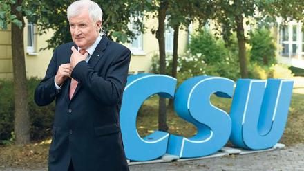 Er hat noch was zu klären. CSU-Chef Horst Seehofer will Kanzlerin Angela Merkel nur zum Parteitag einladen, wenn sie ihre Flüchtlingspolitik ändert. 
