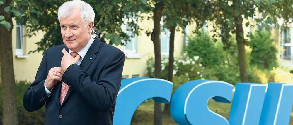 Er hat noch was zu klären. CSU-Chef Horst Seehofer will Kanzlerin Angela Merkel nur zum Parteitag einladen, wenn sie ihre Flüchtlingspolitik ändert.