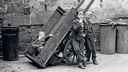 Bernd Heyden,  „Kinder im Hinterhof, Stargarder Straße, Ost-Berlin“, 1973