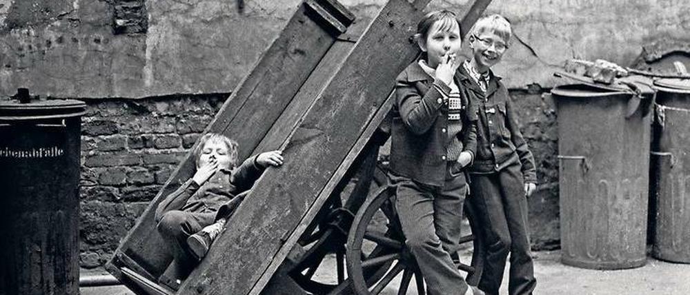 Bernd Heyden,  „Kinder im Hinterhof, Stargarder Straße, Ost-Berlin“, 1973
