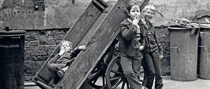 Bernd Heyden,  „Kinder im Hinterhof, Stargarder Straße, Ost-Berlin“, 1973