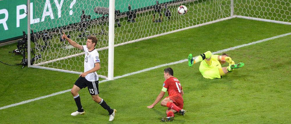 Habe die Ehre! Thomas Müller grüßt das Hamburger Publikum nach seinem Tor zum 3:0. 