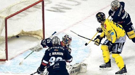 In die falsche Richtung. Die Eisbären treffen das Tor nicht mehr und können ihr eigenes im Moment nicht sauber halten. Petri Vehanen hat in dieser Szene das Nachsehen gegen Krefelds Mark Mancari. 