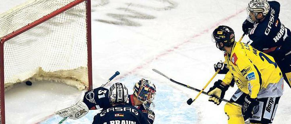 In die falsche Richtung. Die Eisbären treffen das Tor nicht mehr und können ihr eigenes im Moment nicht sauber halten. Petri Vehanen hat in dieser Szene das Nachsehen gegen Krefelds Mark Mancari. 