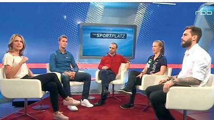 Gipfeltreffen.  Herthas Sebastian Langkamp, Füchse-Macher Bob Hanning, Turbines Tabea Kemme und Eisbär Constantin Braun im „Sportplatz“ bei Jessy Wellmer (li.).