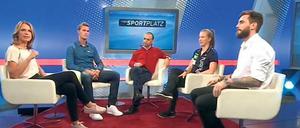 Gipfeltreffen.  Herthas Sebastian Langkamp, Füchse-Macher Bob Hanning, Turbines Tabea Kemme und Eisbär Constantin Braun im „Sportplatz“ bei Jessy Wellmer (li.).