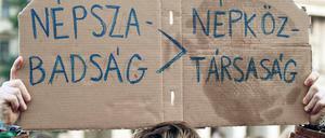 Stimme des Volkes. „Volksfreiheit“ steht für „Volksrepublik“. Ein Demonstrant in Budapest betont den Wert und die Qualität der am Wochenende eingestellten Zeitung.