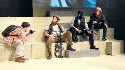 Von rechts nach links: Esther Agricola als IS-Kämpfer, Asad Schwarz als Vermummter, Davide Brizzi als IS-Kämpfer und Patrik Cieslik als Frederic Todenhöfer. 