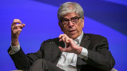 Paul Romer, Chefökonom der Weltbank, wäre der Favorit des Hamburgischen Weltwirtschaftsinstituts (HWWI). Vergangene Woche gab es Wirbel um einer Einladung von Romers Uni in New York, die zu einer Veranstaltung mit dem "Wirtschaftsnobelpreisträger 2016" geladen hatten. Etwas voreilig.