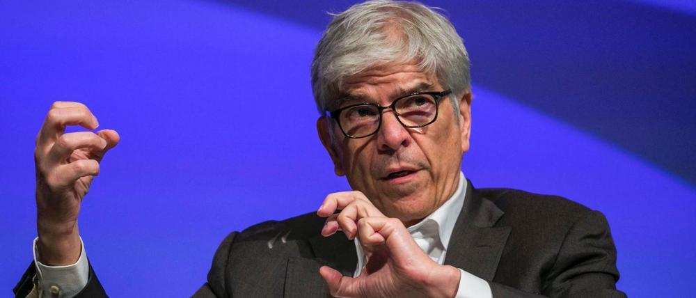 Paul Romer, Chefökonom der Weltbank, wäre der Favorit des Hamburgischen Weltwirtschaftsinstituts (HWWI). Vergangene Woche gab es Wirbel um einer Einladung von Romers Uni in New York, die zu einer Veranstaltung mit dem "Wirtschaftsnobelpreisträger 2016" geladen hatten. Etwas voreilig.