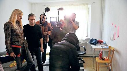 Fernsehteams filmen einen Nachbarn des syrischen Flüchtlings, der Jaber Albakr der Polizei gefesselt ausgeliefert hatte.