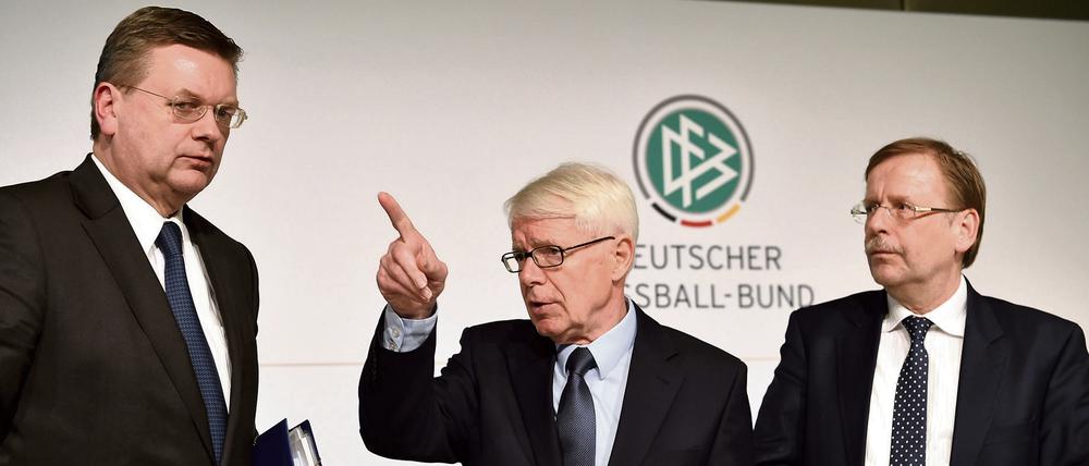 Da geht es lang. Reinhard Grindel (links), Schatzmeister des DFB, Reinhard Rauball (Mitte) und Rainer Koch, im März in Frankfurt/Main. 