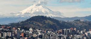 Quito statt Berlin. Dieses Panorama auf den Cotopaxi Vulkan kann der Regierende ab Freitag vielleicht bewundern. (Archivbild)