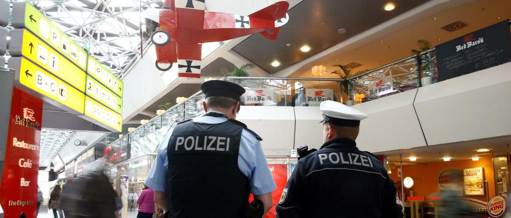 Die Berliner Polizei verstärkte ihre Maßnahmen auf dem Flughafen Tegel. Nach Informationen aus Sicherheitskreisen wollte der festgenommene Jaber Albakr einen Anschlag auf einen Berliner Flughafen verüben.
