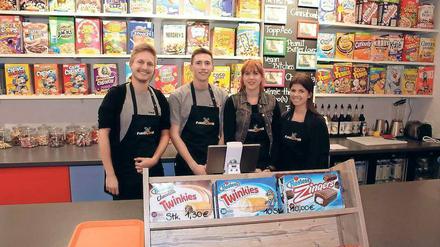 Vier Flockenfans. Filialleiterin Sarah Barnehl und drei neue Mitarbeiter im „Flakes Corner“.