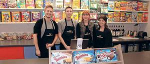 Vier Flockenfans. Filialleiterin Sarah Barnehl und drei neue Mitarbeiter im „Flakes Corner“.