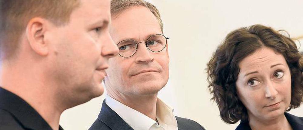 Die Drei von der Denkstelle. Klaus Lederer, Michael Müller und Ramona Pop (von links) verhandeln an einem dreieckigen Tisch.