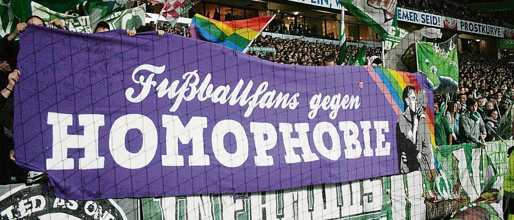 "Fußballfans gegen Homophobie": Das Banner ist in mehr als 250 Stadien gezeigt worden.