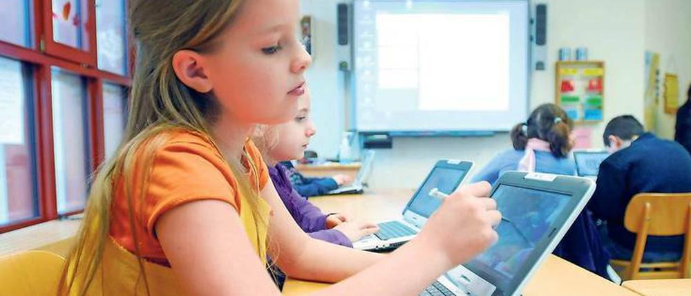Für die Endgeräte der Schülerinnen und Schüler sind allein 800 Millionen Euro jährlich veranschlagt.