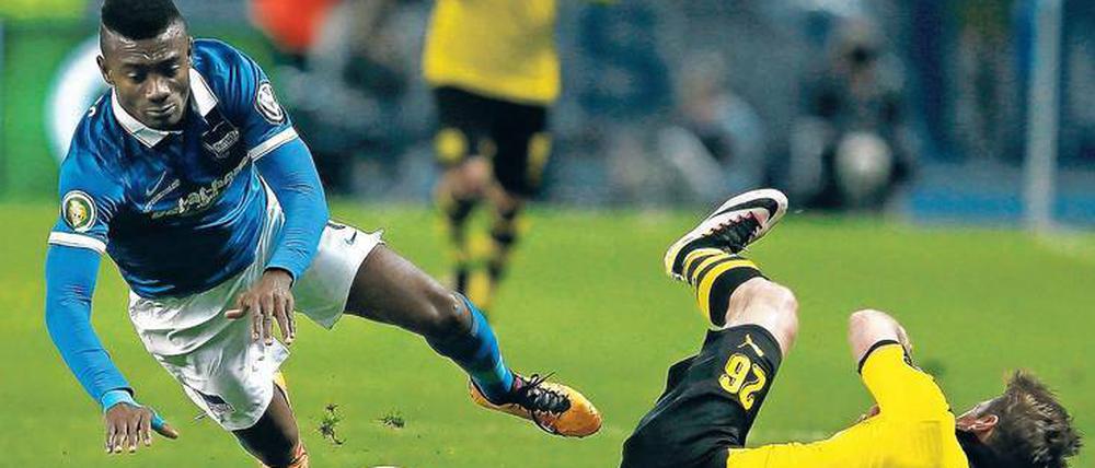 Zu tief geflogen. Im April standen sich Hertha (hier mit Salomon Kalou, links) und der BVB im Pokal-Halbfinale gegenüber. Die Berliner waren deutlich unterlegen.