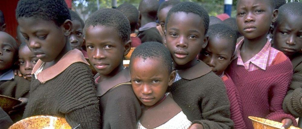 Diese Kinder in einer Grundschule in der Nähe von Harare, der Hauptstadt Simbabwes, erhalten mit Hilfe des Kinderhilfswerks Unicef zumindest ein Mal täglich etwas zu essen. Afrika ist besonders von Hunger betroffen. 