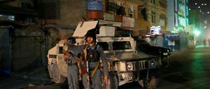 Afghanische Sicherheitskräfte sichern die Umgebung des Anschlags in Kabul.