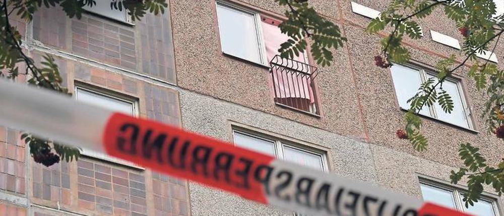 Hinter dem verhängten Fenster in diesem Leipziger Haus ist der Terrorverdächtige Jaber Albakr in der Nacht zu Montag festgenommen worden.