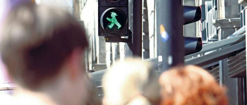 Zu kurz. Viele Fußgänger wünschen sich, dass das grüne Ampelmännchen für sie länger leuchtet.