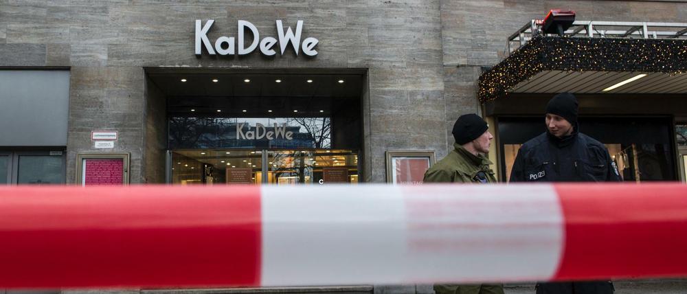 Polizisten stehen am 20.12.2014 in Berlin vor dem Kaufhaus KaDeWe hinter einer Absperrung. (Archivbild)