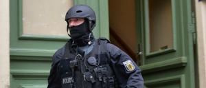 Ein Bundespolizist bei der Razzia am Donnerstagmorgen in Berlin-Charlottenburg im Einsatz. 