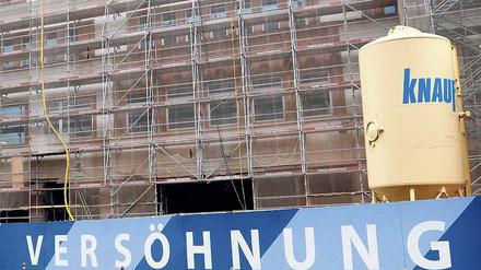 Eingerüstet. Das Deutschlandhaus an der Stresemann-/Ecke Anhalter Straße in Kreuzberg wurde Ende der 1920er Jahre im Stil der Neuen Sachlichkeit errichtet. Jetzt läuft der Umbau. 