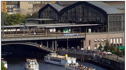 Der Bahnhof Friedrichstraße, Kreuzungspunkt mitten in Berlin.