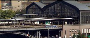 Der Bahnhof Friedrichstraße, Kreuzungspunkt mitten in Berlin.