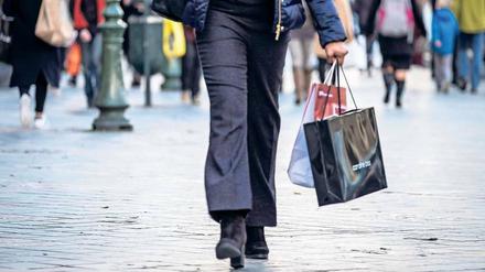 Teure Shoppingtour. Die Preise für Kleidung sind gestiegen. Auch Obst und Alkohol kosten mehr.
