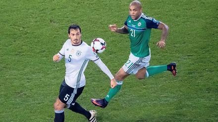 Ständiger Begleiter. Mats Hummels (l.) bekam es häufig mit Josh Magennis zu tun. Dessen Drohpotenzial aber war wie das aller Nordiren überschaubar. 