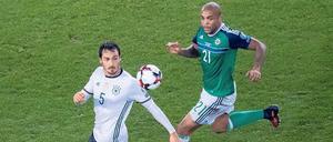 Ständiger Begleiter. Mats Hummels (l.) bekam es häufig mit Josh Magennis zu tun. Dessen Drohpotenzial aber war wie das aller Nordiren überschaubar. 