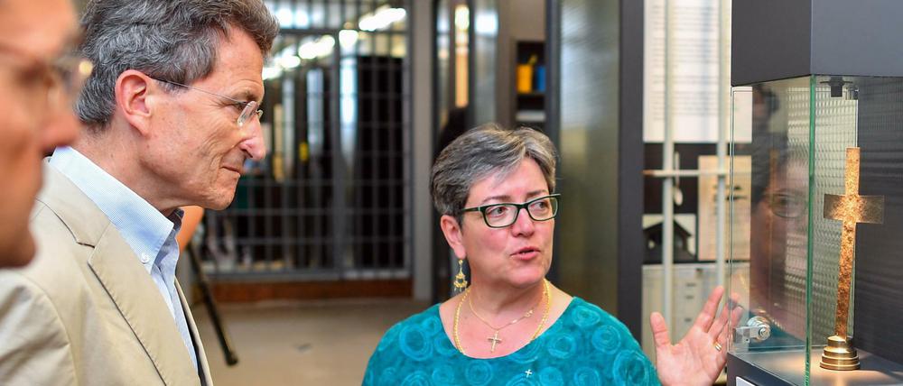 Sylvia Wähling, Vorsitzende vom Menschenrechtszentrum Cottbus e.V., und Wolfgang Huber, Vorsitzender der Jury «Brandenburger Freiheitspreis». 
