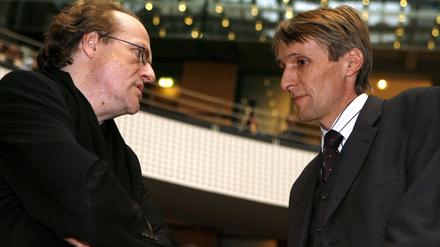 Kein Vorbild: Berlins damaliger Kultursenator Thomas Flierl (l) und Hubertus Knabe, Direktor der Gedenkstätte Hohenschönhausen, 2006 im Abgeordnetenhaus bei einer Lesung ehemaliger Stasi-Häftlinge. Anlass der Lesung war ein Eklat bei einer Diskussionsveranstaltung.