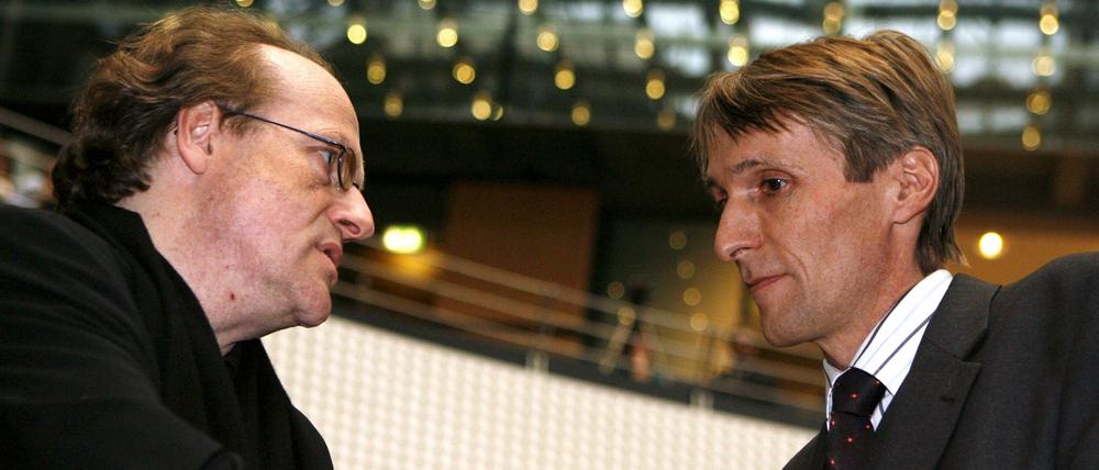 Kein Vorbild: Berlins damaliger Kultursenator Thomas Flierl (l) und Hubertus Knabe, Direktor der Gedenkstätte Hohenschönhausen, 2006 im Abgeordnetenhaus bei einer Lesung ehemaliger Stasi-Häftlinge. Anlass der Lesung war ein Eklat bei einer Diskussionsveranstaltung.