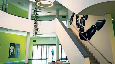 Im lichtdurchfluteten Foyer der „Amöbe“ symbolisiert das Kunstwerk von Kathrin Wegemann einen losen Zellverband.