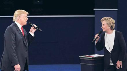 Wer die Wahl hat. Hillary Clinton und Donald Trump attackierten sich beim zweiten TV-Duell gegenseitig und fielen sich ständig ins Wort. 