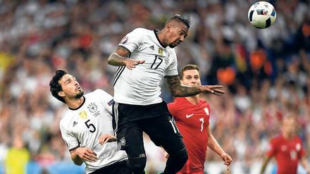 Nimm du ihn, aber ich bin auch noch da. Mats Hummels (links) und Jerome Boateng zählen zu den besten Innenverteidiger-Duos der Welt – künftig könnten sie sogar noch stärker werden, wenn sie regelmäßig auch für ihren Verein Bayern München zum Einsatz kommen.