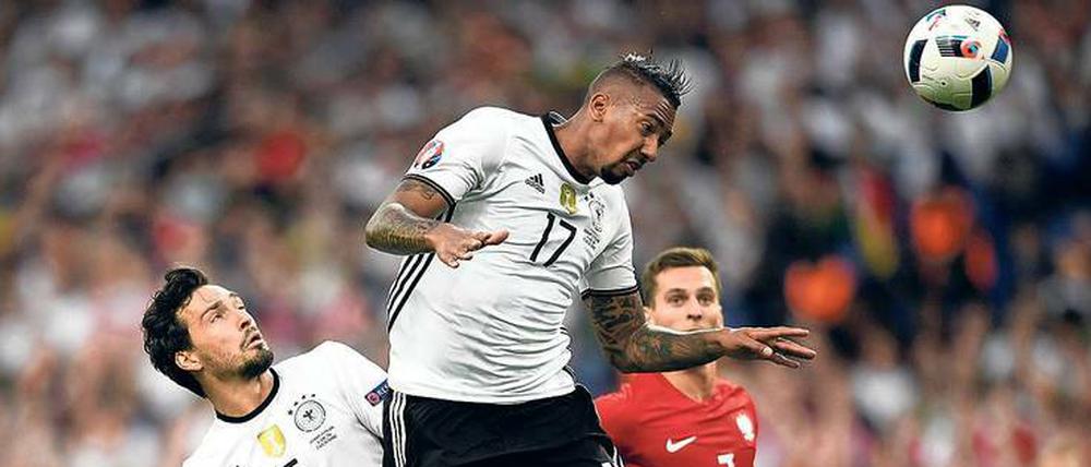 Nimm du ihn, aber ich bin auch noch da. Mats Hummels (links) und Jerome Boateng zählen zu den besten Innenverteidiger-Duos der Welt – künftig könnten sie sogar noch stärker werden, wenn sie regelmäßig auch für ihren Verein Bayern München zum Einsatz kommen.