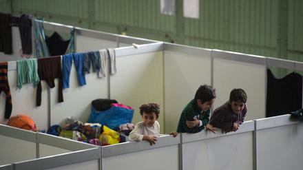 Kinder in einem Hangar im ehemaligen Flughafen Tempelhof sind an den Stellwänden der Familienunterkünfte hochgeklettert. 