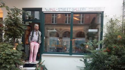 Peter Unsicker vor seiner Galerie. 