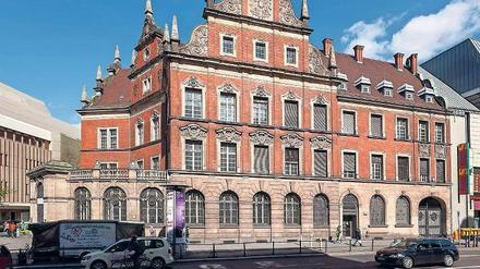 Seit mehr als zehn Jahren steht die alte Post an der Karl-Marx-Straße leer. Bald soll sie wieder geöffnet sein.