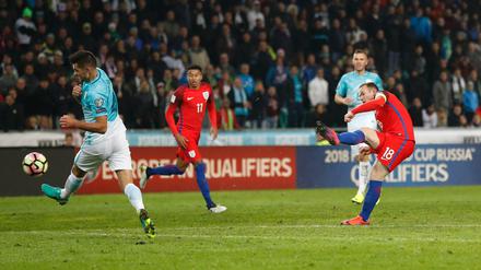 Wayne Rooney (r.).