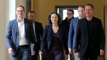 Der Regierende Bürgermeister Michael Müller (SPD, l-r), die Fraktionschefin der Grünen, Ramona Pop und der Landesvorsitzende der Linken, Klaus Lederer (l-r).